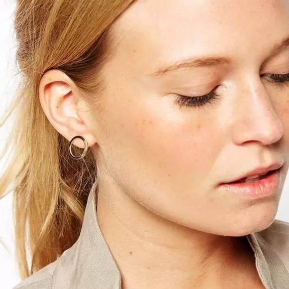 • Taylor • Pearl Back Circle Earrings - Picture 2 of 5